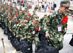 娱乐吃瓜酱当兵的气势,娱乐吃瓜酱演绎热血军旅风采